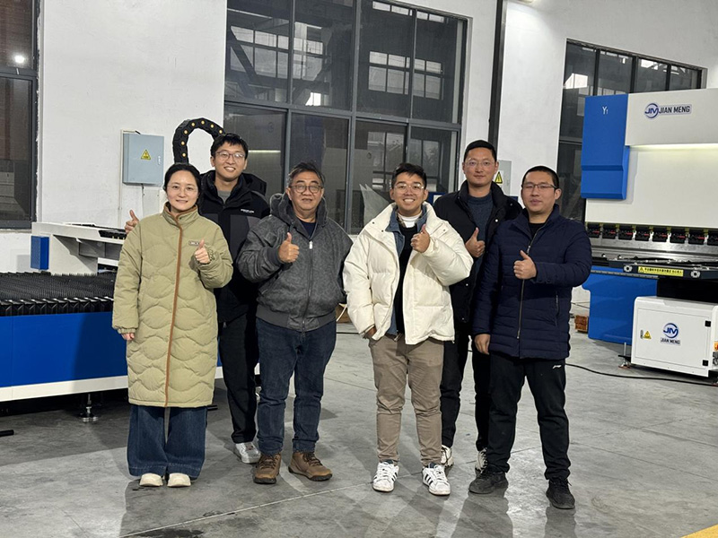 इंडोनेशियाई ग्राहक उपकरण स्वीकृति और अंतिम उपयोगकर्ता साइट टूर के लिए हमारे कारखाने का दौरा